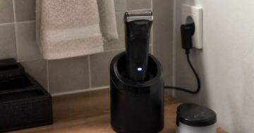 Rasierer in der Reinigungsstation auf der Ablage