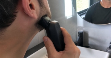 Rasierer mit ausgeklapptem Langhaartrimmer