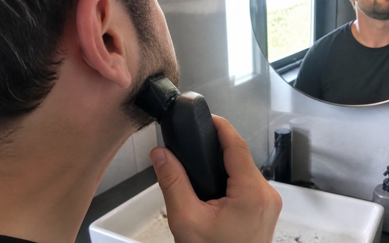 Rasierer mit ausgeklapptem Langhaartrimmer