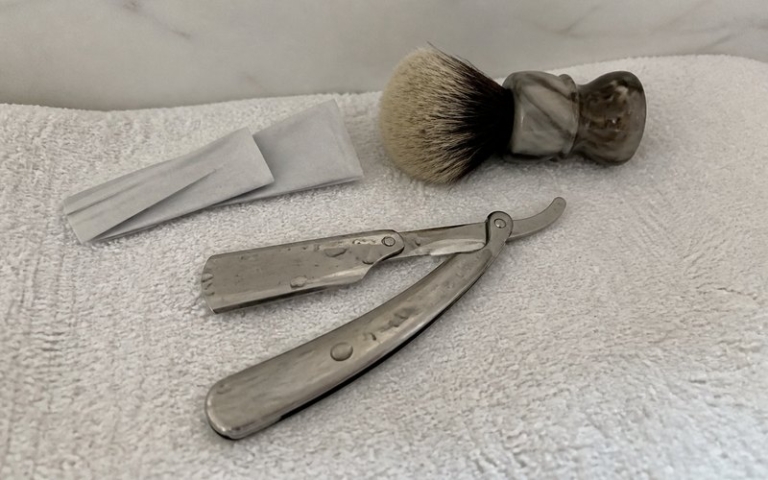 Rasiermesser mit Wechselklinge und Klingenpäckchen
