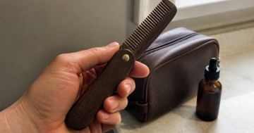 Klappkamm aus Holz in der Hand
